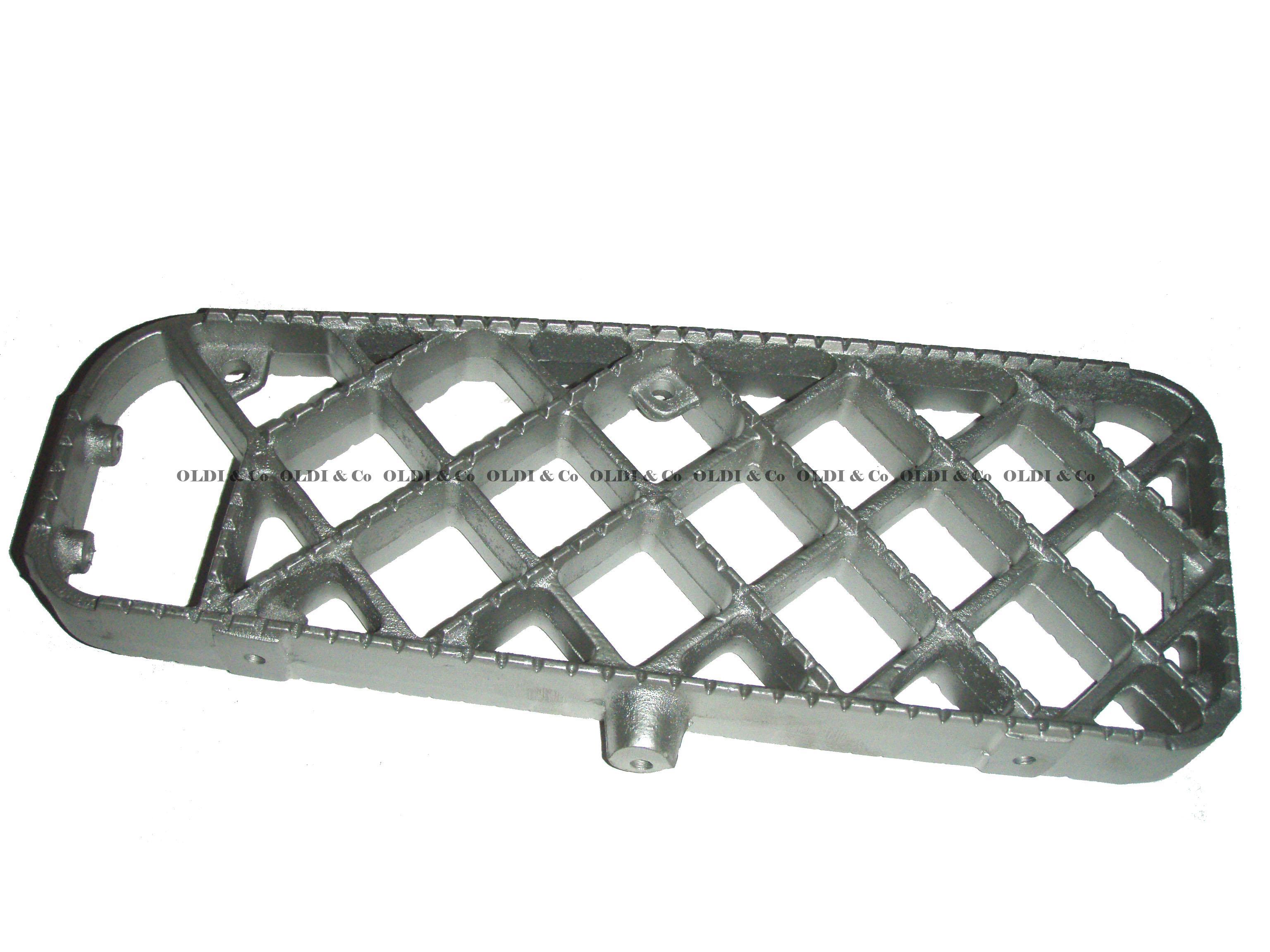07.042.13089 Cabin parts → Footstep grille