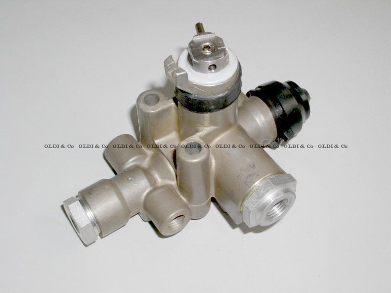 23.004.03052 Pneumatic system / valves → Levelling valve